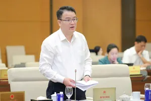 Thứ trưởng Bộ Tài chính Trần Quốc Phương trình bày tờ trình của Chính phủ tại phiên họp 