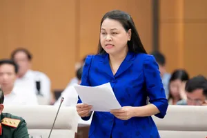 Phó Chủ tịch, Tổng Thư ký Ủy ban Trung ương Mặt trận Tổ quốc Việt Nam Nguyễn Thị Thu Hà trình bày báo cáo 