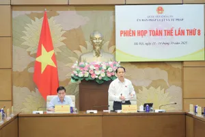 Chủ nhiệm Ủy ban Pháp luật và Tư pháp Hoàng Thanh Tùng chủ trì phiên họp