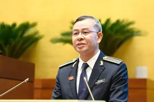 Tổng Kiểm toán Nhà nước Ngô Văn Tuấn trình bày báo cáo tại phiên họp chiều 20-10 của Quốc hội. Ảnh: QUANG PHÚC