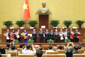Lãnh đạo Đảng, Nhà nước tặng hoa chúc mừng các đồng chí vừa được bổ nhiệm. Ảnh: VIẾT CHUNG