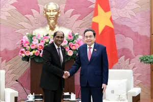 Chủ tịch Quốc hội Trần Thanh Mẫn tiếp Đại sứ Singapore tại Việt Nam Jaya Ratnam. Ảnh: VIẾT CHUNG 