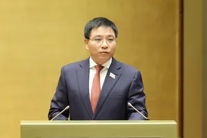 Bộ trưởng Bộ Tài chính Nguyễn Văn Thắng trình bày tờ trình về các dự án luật, sáng 4-11. Ảnh: QUANG PHÚC 