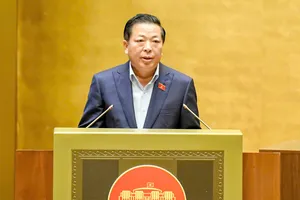 Bộ trưởng Bộ Xây dựng Trần Hồng Minh trình bày tờ trình về chủ trương đầu tư dự án xây dựng Cảng hàng không quốc tế Gia Bình, sáng 14-11. Ảnh: VIẾT CHUNG