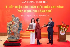 Chủ tịch Quốc hội Trần Thanh Mẫn tiếp nhận tác phẩm nghệ thuật điêu khắc ánh sáng "Sức mạnh của lòng dân" do nghệ nhân Bùi Văn Tự trao tặng Bảo tàng Quốc hội Việt Nam