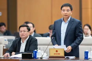 Bộ trưởng Bộ Tài chính Nguyễn Văn Thắng trình bày tờ trình của Chính phủ