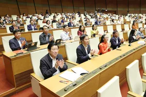 Đại biểu Quốc hội biểu quyết thông qua các luật, nghị quyết, sáng 10-12. Ảnh: QUANG PHÚC