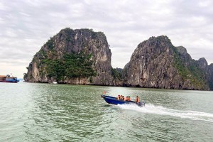 广宁省在下龙湾部署军医船每日全天候巡逻。图自越通社