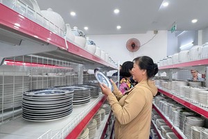 消费者选购明隆陶瓷品。