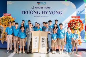 天龙集团董事长古家寿（前排左四）与FPT集团董事长张家平（左六）向希望学校赠送中文和越文的墨宝。