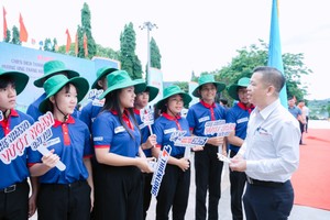 天龙集团公关部门经理郑文豪与参加“为考试季节接力”活动的志愿者交流。