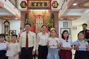 何氏宗祠秋祭与颁发奖助学金