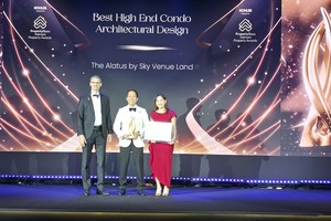 陈文仲先生（中）代表天汇房地产股份公司领奖。