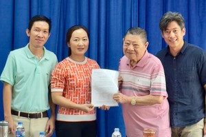 杭慰瑶主席发聘书给各工作组。