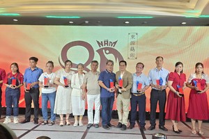 东源鸡饭向资深员工颁赠礼品感谢他们多年来的贡献。