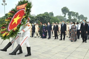  Lãnh đạo TPHCM dâng hương tưởng niệm các anh hùng liệt sĩ nhân Ngày Giải phóng miền Nam, thống nhất đất nước