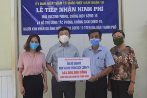 Hội Doanh nghiệp quận 10 trao tặng tiền ủng hộ mua vaccine phòng Covid-19