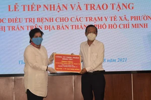 Công ty Cổ phần Thực phẩm Bình Tây tặng Ban Dân vận Thành ủy TPHCM 10.320 phần thuốc điều trị