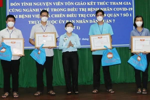 Phó Chủ tịch Ủy ban MTTQ Việt Nam TPHCM Phan Kiều Thanh Hương trao biểu trưng và tặng quà cho các tình nguyện viên