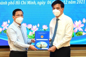 Phó Chủ tịch UBND TPHCM Lê Hòa Bình trao quyết định cho đồng chí Nguyễn Hoàng Anh. Ảnh:VIỆT DŨNG