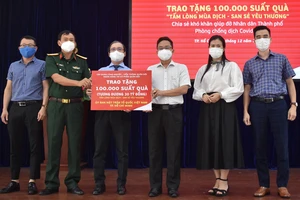 Phó Chủ tịch Ủy ban MTTQ Việt Nam TPHCM Phạm Minh Tuấn tiếp nhận 100.000 túi an sinh