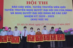 Phó Trưởng Ban Tuyên giáo Trung ương Phan Xuân Thủy trao cờ lưu niệm cho các đơn vị tham dự hội thi.