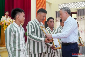 Phó Thủ tướng Thường trực Nguyễn Hòa Bình trao quyết định đặc xá tại Khánh Hòa