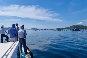 Giải phóng luồng hàng hải trên vịnh Cam Ranh