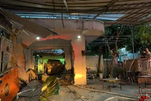 Nha Trang: Xe tải tông sập nhà dân, 2 người bị thương nặng