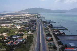 Một phần Khu kinh tế Vân Phong, tỉnh Khánh Hòa nhìn từ trên cao. Ảnh: HIẾU GIANG
