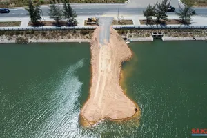 Khu vực lòng sông Quán Trường bị san lấp, trưa 14-7. Ảnh: HIẾU GIANG