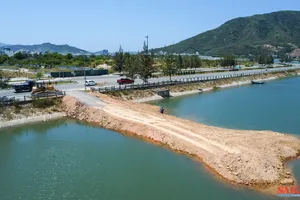Xuất hiện tuyến đường tạm lấn sông Quán Trường ở Nha Trang