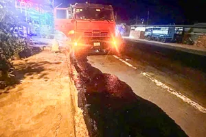 Xe chở dầu bị rò rỉ tại hiện trường. Ảnh: CACC