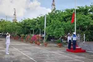 Treo cờ Tổ quốc ở Trường Sa. Ảnh: VÙNG 4 HẢI QUÂN
