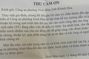 Người dân gửi thư cảm ơn Công an phường Ninh Hòa. Ảnh: CACC
