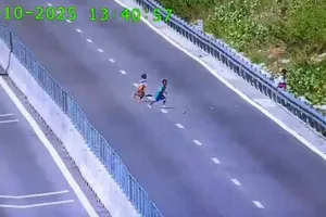 Khánh Hòa: Ngăn chặn 3 thiếu niên ném đá vào xe ô tô trên đường cao tốc
