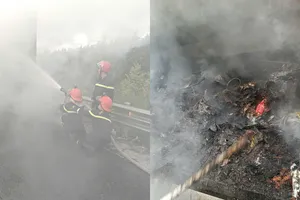 Xe tải chở thư bốc cháy trên đường cao tốc Vân Phong-Nha Trang