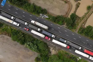 Quốc lộ 1 qua Khánh Hòa tê liệt, phương tiện nằm chờ 3 ngày