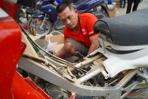 Sửa xe máy miễn phí, ấm lòng người dân sau lũ