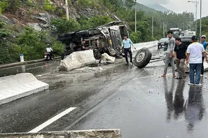 Khánh Hòa: Xe tải lật ngang, đèo Cù Hin ùn ứ