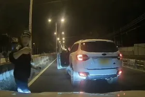 Khánh Hòa: Xử phạt tài xế ô tô chặn đầu xe, chửi bới người khác