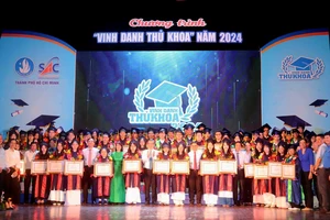 TPHCM vinh danh 88 thủ khoa năm 2024 