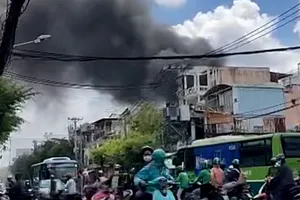 Cháy kho hàng chứa đồ nhựa ở TPHCM 