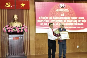 Phường Phú Thạnh trao Huy hiệu Đảng đến 23 đảng viên 