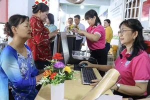 Phường Đông Hưng Thuận: Hỗ trợ dịch vụ công ngay tại địa bàn dân cư