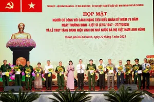 Lãnh đạo TPHCM trao các phần quà tri ân đến anh hùng liệt sĩ, người có công tiêu biểu, thương binh và gia đình chính sách