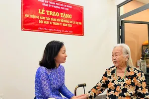 Phường Phú Thọ (TPHCM): Trao Huy hiệu Đảng cho 12 đảng viên tiêu biểu