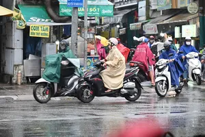 Người dân khu vực trung tâm TPHCM đi làm trong mưa lạnh