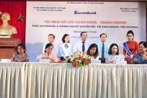 Các hộ tiểu thương tại TPHCM ký kết hợp đồng tín dụng vay vốn với Sacombank sáng ngày 30-11 