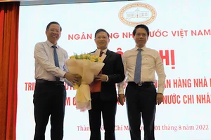 Chủ tịch UBND TPHCM Phan Văn Mãi tặng hoa cho ông Võ Minh Tuấn